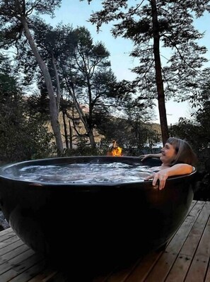 Outdoor spa tub