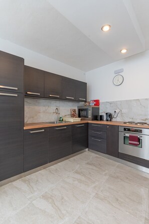 Réfrigérateur, four, plaque de cuisson, grille-pain