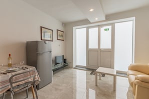TV - Maltese Cozy Studio Apartment (SAN PAWL IL-BAĦAR)