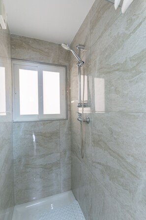 Dusche, Haartrockner, Handtücher