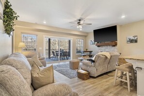 Condo, Multiple Beds, Balcony (Pleasant View on Taneycomo) | Living area | 42-inch flat-screen TV with digital channels, fireplace