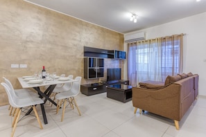 TV - Modern 2-Bedroom Maisonette in Swieqi (Swieqi)