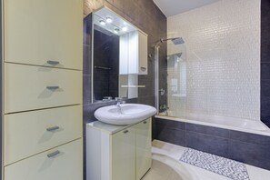 Douche, serviettes fournies