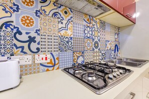 Refrigerador, horno, placa de cocina, cafetera/tetera