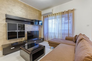 TV - Modern 2-Bedroom Maisonette in Swieqi (Swieqi)
