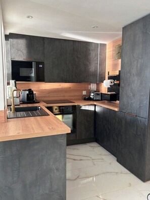 Micro-ondes, four, plaque de cuisson, lave-vaisselle