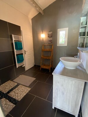 Douche, serviettes fournies