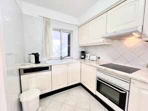 Kühlschrank, Mikrowelle, Ofen, Wasserkocher mit Kaffee-/Teezubehör