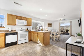 Appartamento, letti multipli, balcone (Scenic Lakeview) | Cucina privata | Frigorifero, microonde, piano cottura, lavastoviglie