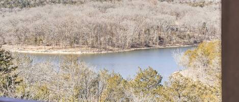 コンドミニアム ベッド (複数台) バルコニー (Scenic Lakeview) | 部屋からの景観