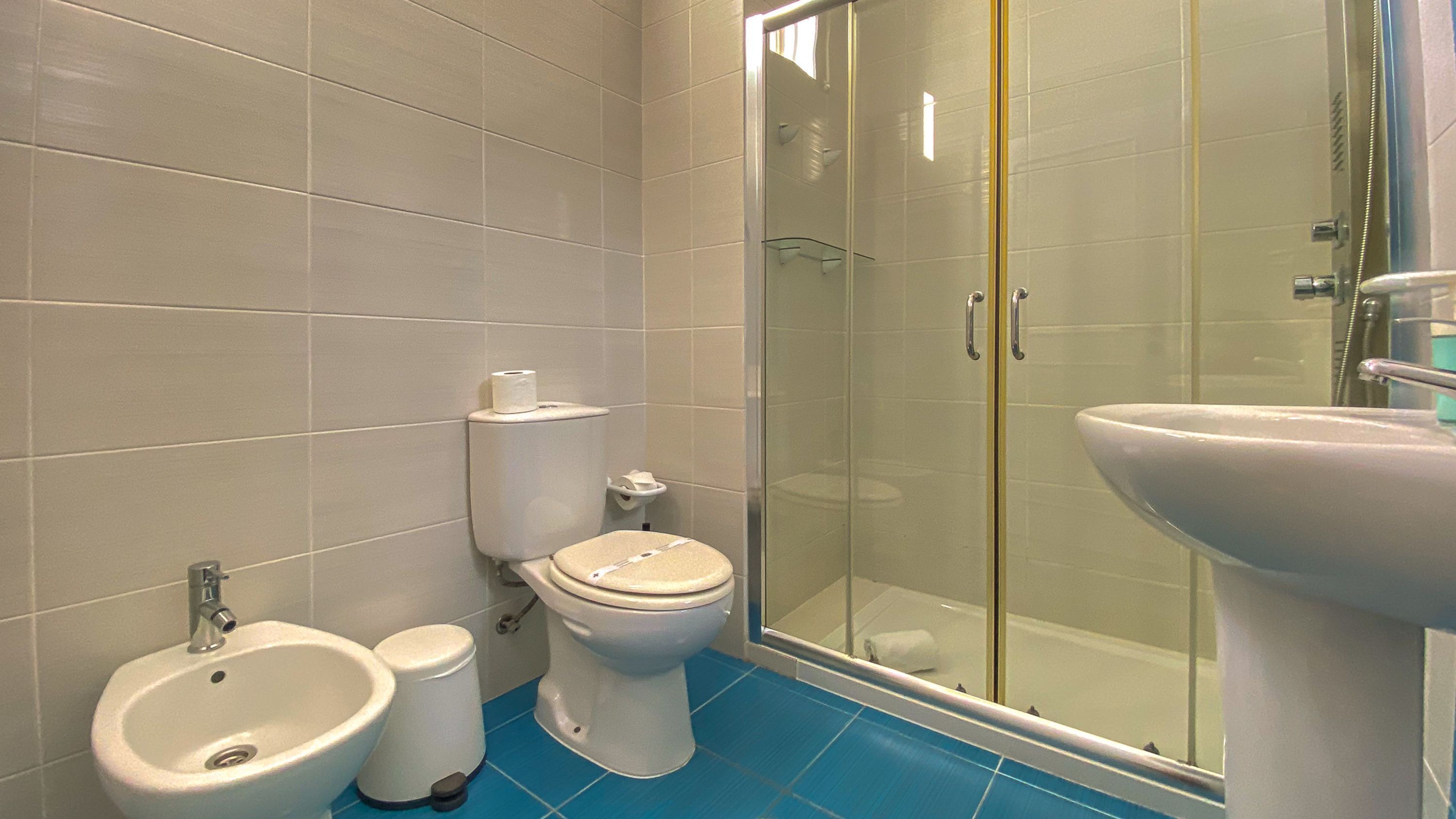Ein Badezimmer mit Toilette, Bidet und Waschbecken.