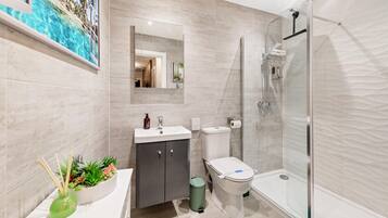 Lejlighed | Badeværelse | Bruser, håndklæder