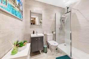 Apartment | Bathroom | Shower, towels - Luxury Leicester Apartment Retreat (Leicester)