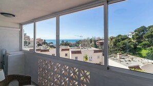 Uma varanda com vista para o mar e edifícios.