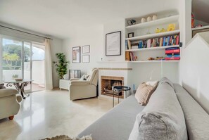 Smart TV, fireplace