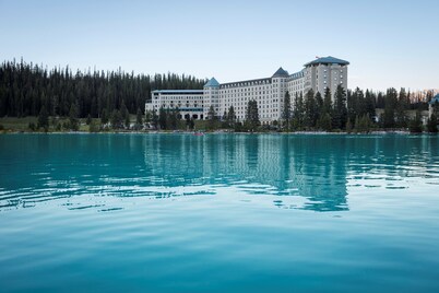Lake Louise Suite | Mountain Views & Fireplace