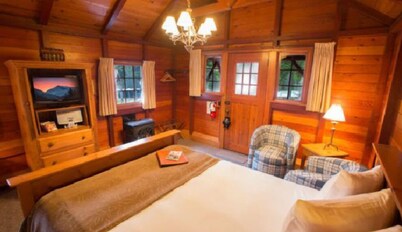 Charming Lake Louise Cabin | Fireplace Retreat