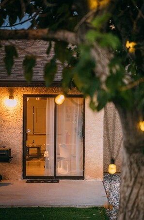 Front of property – evening/night - @marbella Lane - Stargazing Desert Oasis (Yucca Valley)