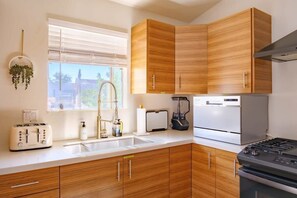 House (3 Bedrooms) | Private kitchen | Microwave, oven, coffee/tea maker, dining tables