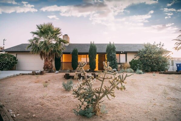 Property grounds - @marbella Lane - Stargazing Desert Oasis (Yucca Valley)
