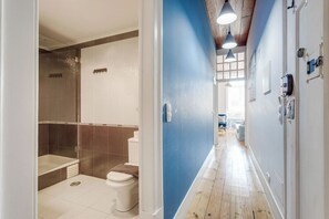 Shower, hair dryer, towels, toilet paper - Chicory Apartment, Alfama, Lisbon (Lisboa)