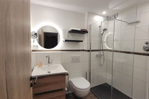 Douche, séchoir à cheveux, serviettes fournies, papier de toilette