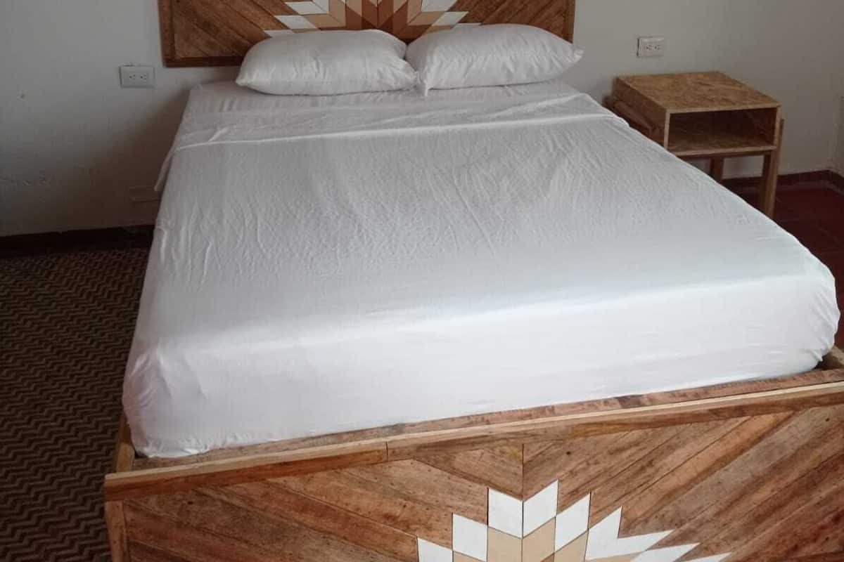 Comfort tweepersoonskamer, uitzicht op binnenplaats | Een bureau