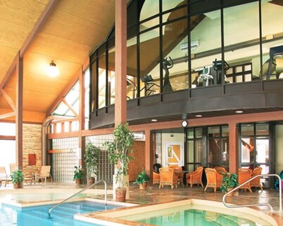 Wildwood Hot Tub + Indoor/Outdoor Pool + Sauna + Game Room