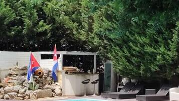 Außenpool (je nach Saison geöffnet), Sonnenschirme, Liegestühle