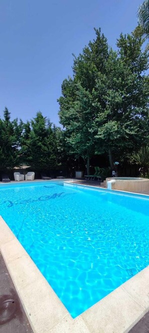 Seasonal outdoor pool, open 9:00 AM to 7:00 PM, pool umbrellas - Villa More - Pool & Nature (Monteroni di Lecce)