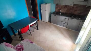 Standard-Apartment, Poolblick | Wohnbereich