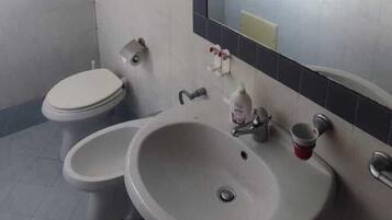 Standard-Apartment, Poolblick | Badezimmer | Dusche, Haartrockner, Handtücher, Seife