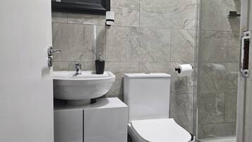 Apartamento | Banheiro | Chuveiro, secador de cabelo, toalhas de banho