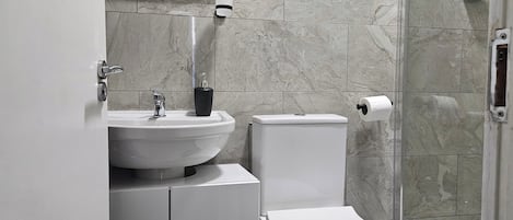 Appartement | Salle de bain | Douche, sĂšche-cheveux, serviettes fournies