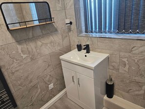 Apartamento | Banheiro | Chuveiro, secador de cabelo, toalhas de banho