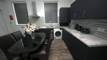 Departamento | Cocina privada | Refrigerador, microondas, horno y parrilla de estufa