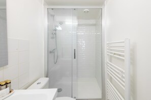 Douche, sèche-cheveux, serviettes fournies, savon