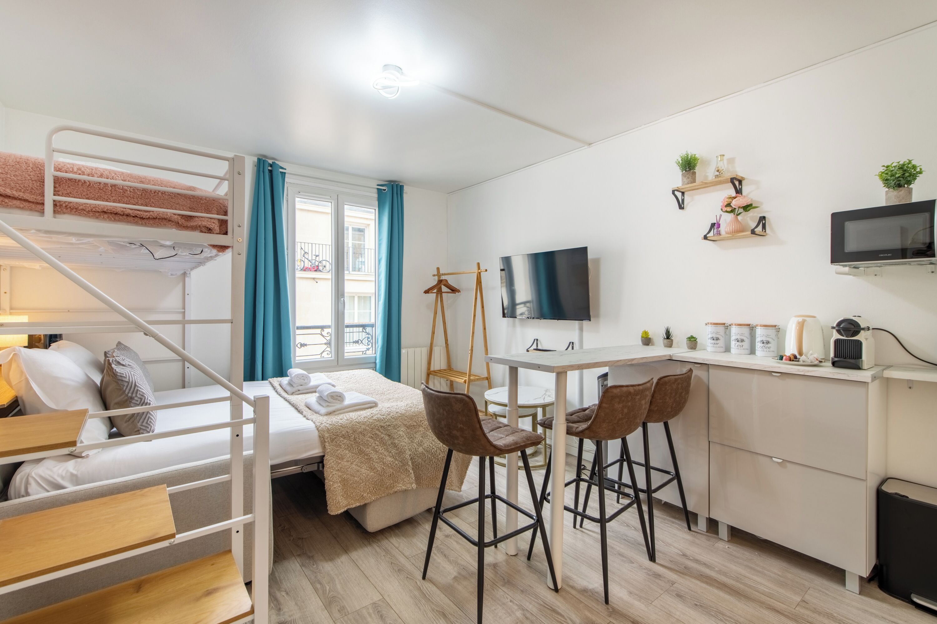 Iron/ironing board, free WiFi, bed sheets