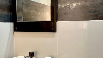 Douche, sèche-cheveux, serviettes fournies, savon