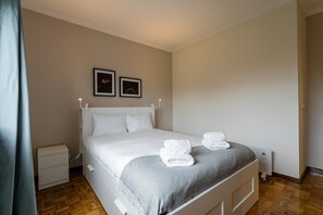 2 chambres, bureau, fer et planche à repasser, accès Internet