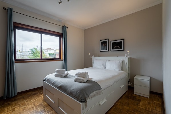 2 bedrooms, desk, iron/ironing board, Internet
