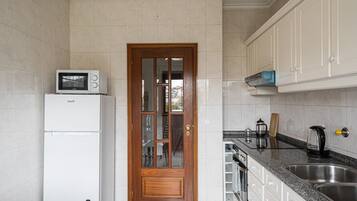 Jääkaappi, mikroaaltouuni, uuni, astianpesukone