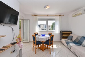 Appartement, 2 chambres, balcon | Salle de séjour