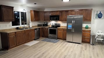 Frigorífico, microondas, horno y placa de cocina