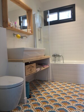 Douche, séchoir à cheveux, bidet, serviettes fournies