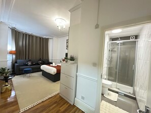 Sèche-cheveux, serviettes fournies, savon, papier toilette