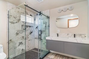 Ducha, artículos de tocador gratuitos, secador de pelo, toallas