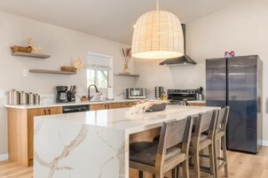 House (4 Bedrooms) | In-room dining