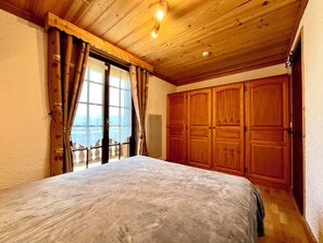2 bedrooms, iron/ironing board, WiFi