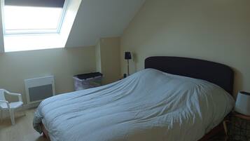2 slaapkamers, een strijkplank/strijkijzer, beddengoed